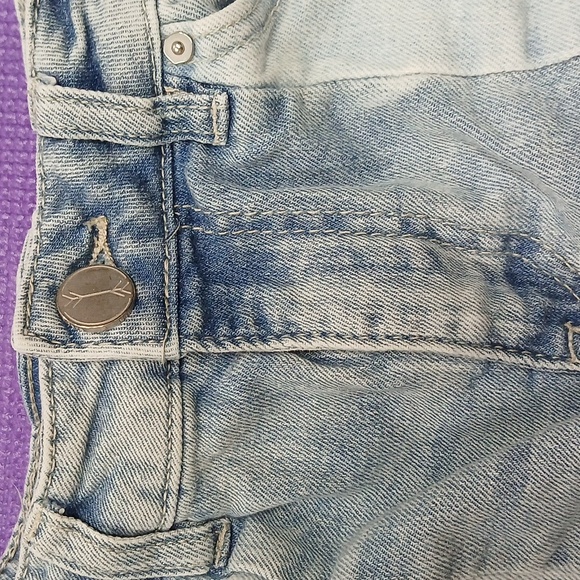 Ban Jara TWO TONE Distressed DENIM SHORTS Size 0 - Picture 2 of 5